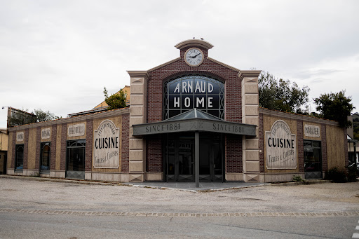 Arnaud Casa est spécialisé dans la conception de cuisines sur-mesure à Montélimar et Avignon. L'équipe réalise également votre dressing et bibliothèque. Devis en Ligne.