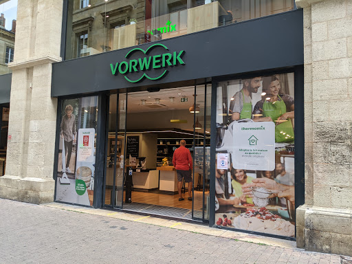 La boutique Vorwerk Bordeaux vous propose de découvrir leur produits phares le Thermomix® TM6 et l'aspirateur laveur VK7 de Kobold !