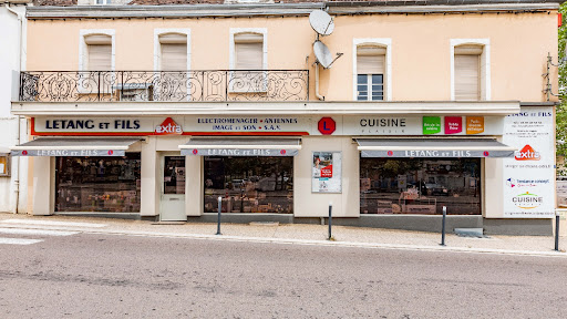 Implantée au centre du bourg de Saint-Léger-Sur-Dheune sur l'axe Chalon-Autun