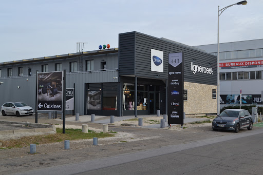 Showroom 443 vous accueille dans son espace dédié à la cuisine de luxe à Nîmes dans le quartier Ville Active. Cuisiniste haut de gamme et conception de cuisine d'architecte. 