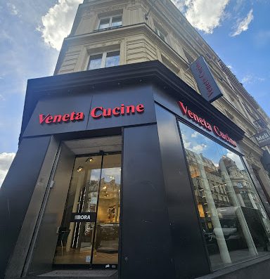 Venez découvrir nos cuisines au magasin Veneta Cucine Paris 2ème pour concevoir ensemble votre cuisine équipées sur mesure.